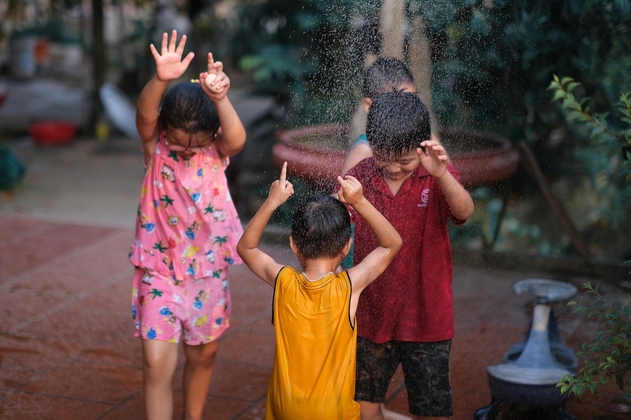 Kids in Bewegung erleben Outdoorstunde mit viel Spaß im Regen :)